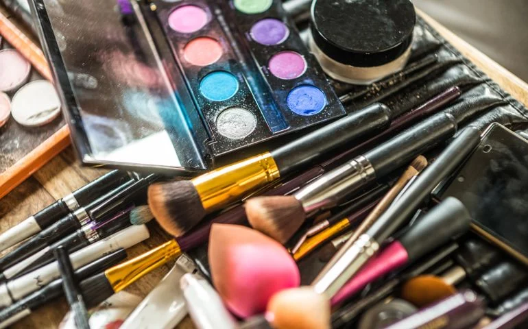 If you wear makeup, what kind of makeup looks do you like?